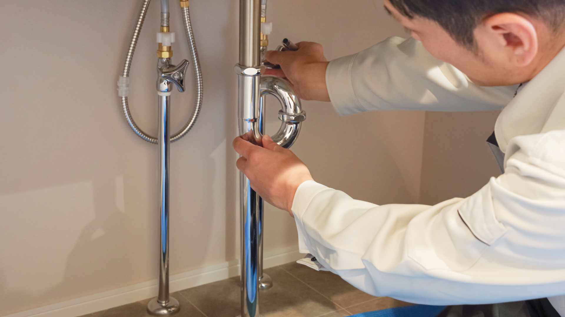 マンションの漏水を修理する男性作業員